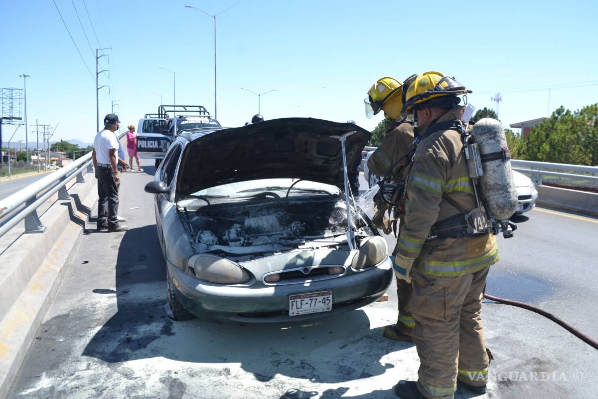 Se prende automóvil en Saltillo; familia resulta ilesa