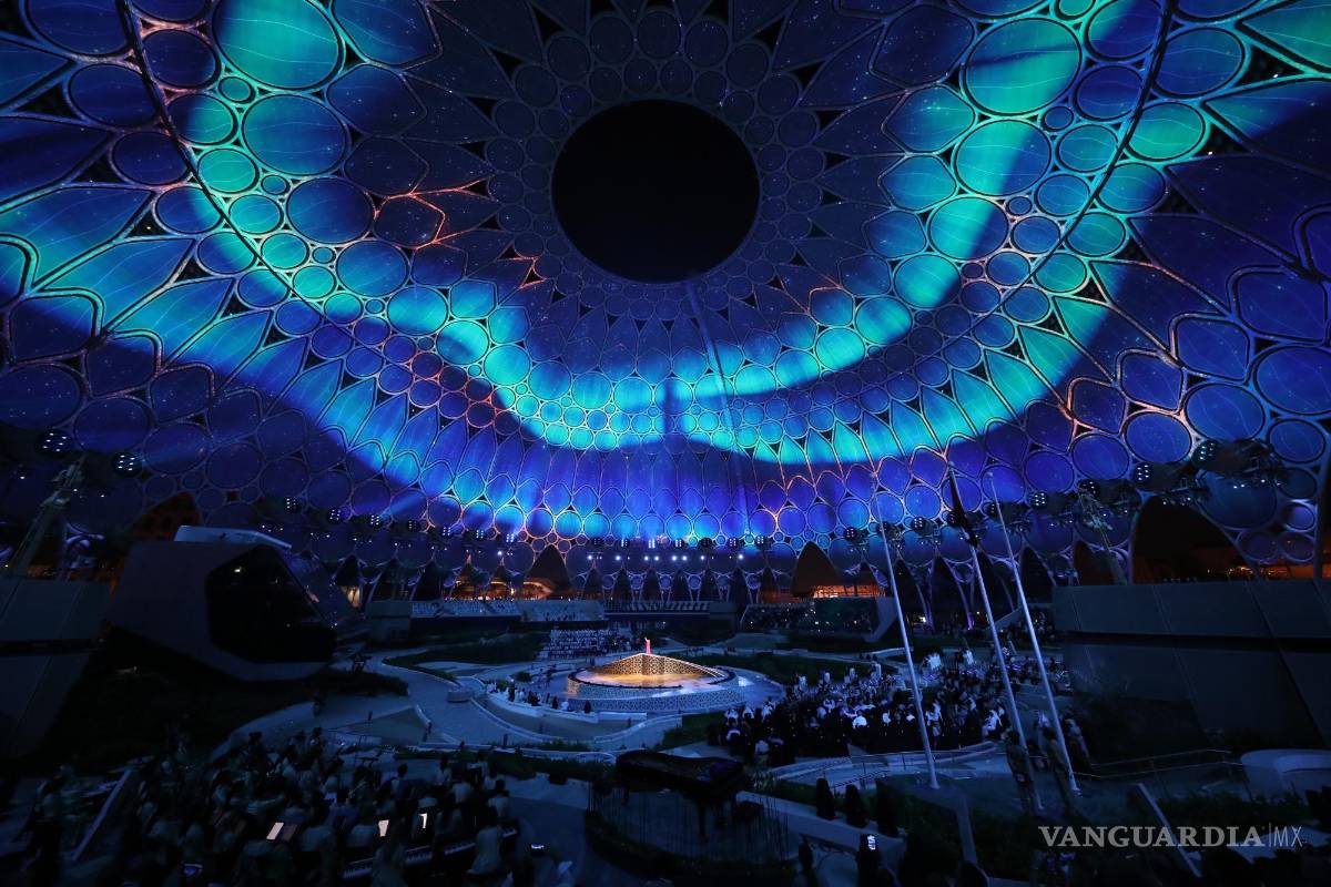 $!Los bailarines se presentan en el centro de espectáculos de Al Wasl Plaza en el sitio de la EXPO durante la ceremonia de apertura oficial de la EXPO 2020, Dubai, Emiratos Árabes Unidos. EFE/EPA/Ali Haider