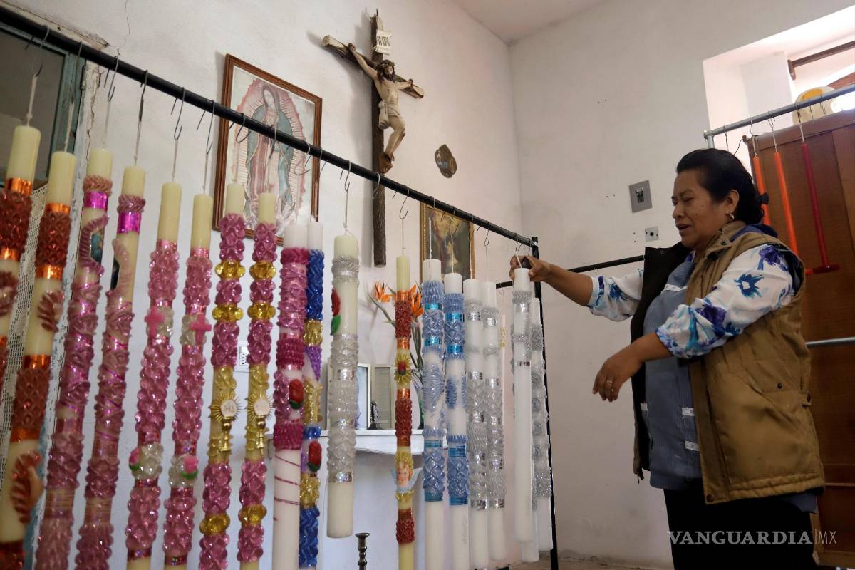 Velas escamadas iluminan el camino de las almas en los altares del Día de Muertos en México