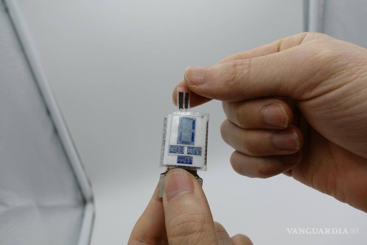 $!Sensor (negro) mide sustancias como el sudor. Lectura (1) aparece en pantalla. EFE/Universidad de California en San Diego (UCSD)