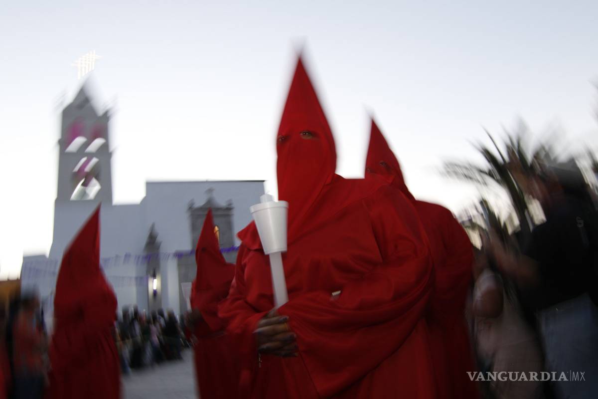 $!Recorren la vía dolorosa cientos de fieles católicos