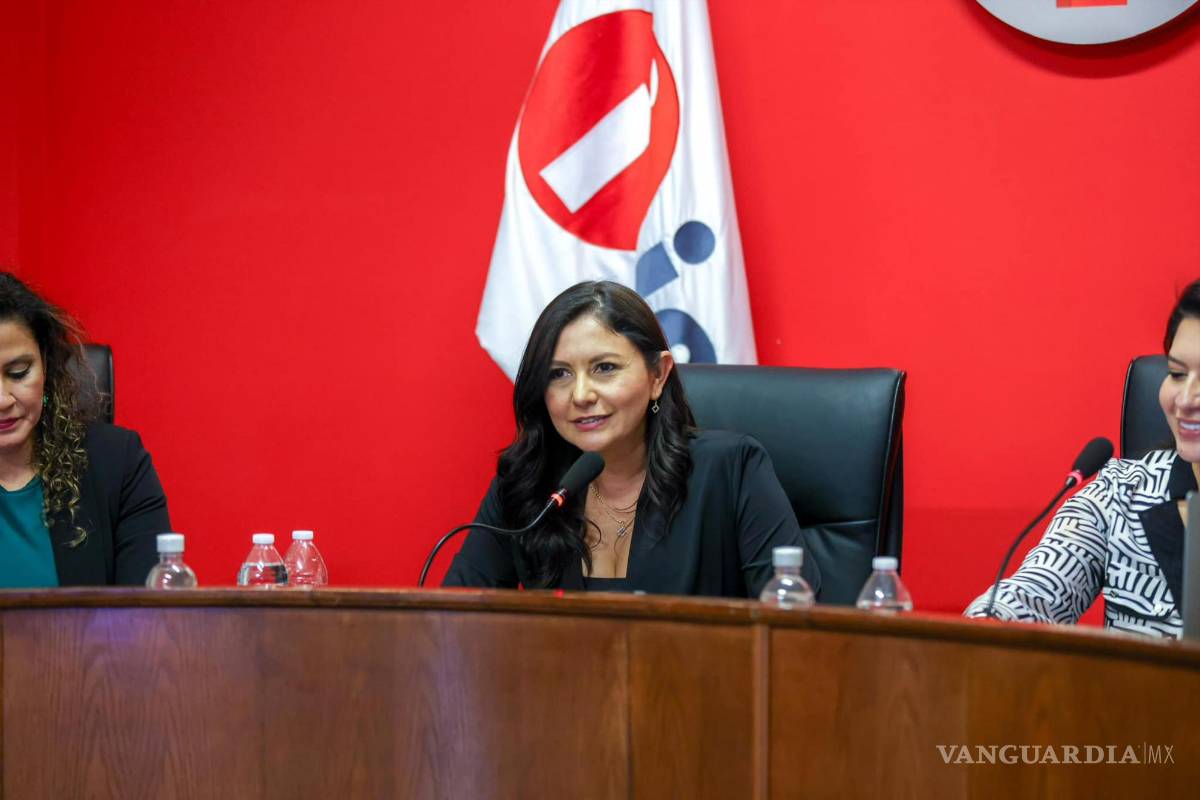 $!La Comisionada Presidenta del ICAI, Dulce Fuentes Mancillas, dando mensaje público tras su renuncia en la unidad de transparencia del Ayuntamiento de Saltillo