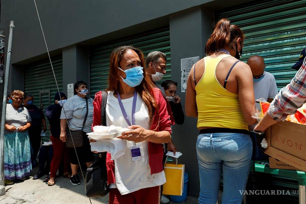 Personas de escasos recursos esquivan el hambre gracias a un colectivo grupo de mujeres trans en CDMX