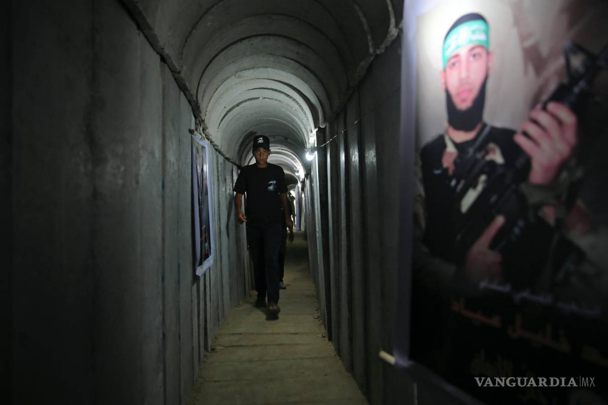 $!Un joven palestino camina dentro de un túnel en Gaza el 20 de julio de 2016.