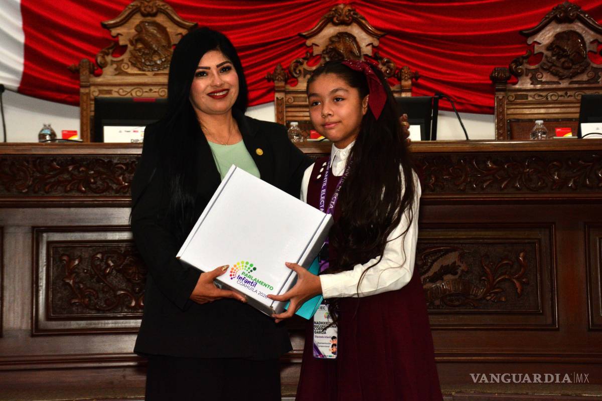 $!La diputada Delia Hernández y la estudiante Nadhxiellye Corpus, quien la representó en el Parlamento Infantil, durante la entrega de reconocimientos.