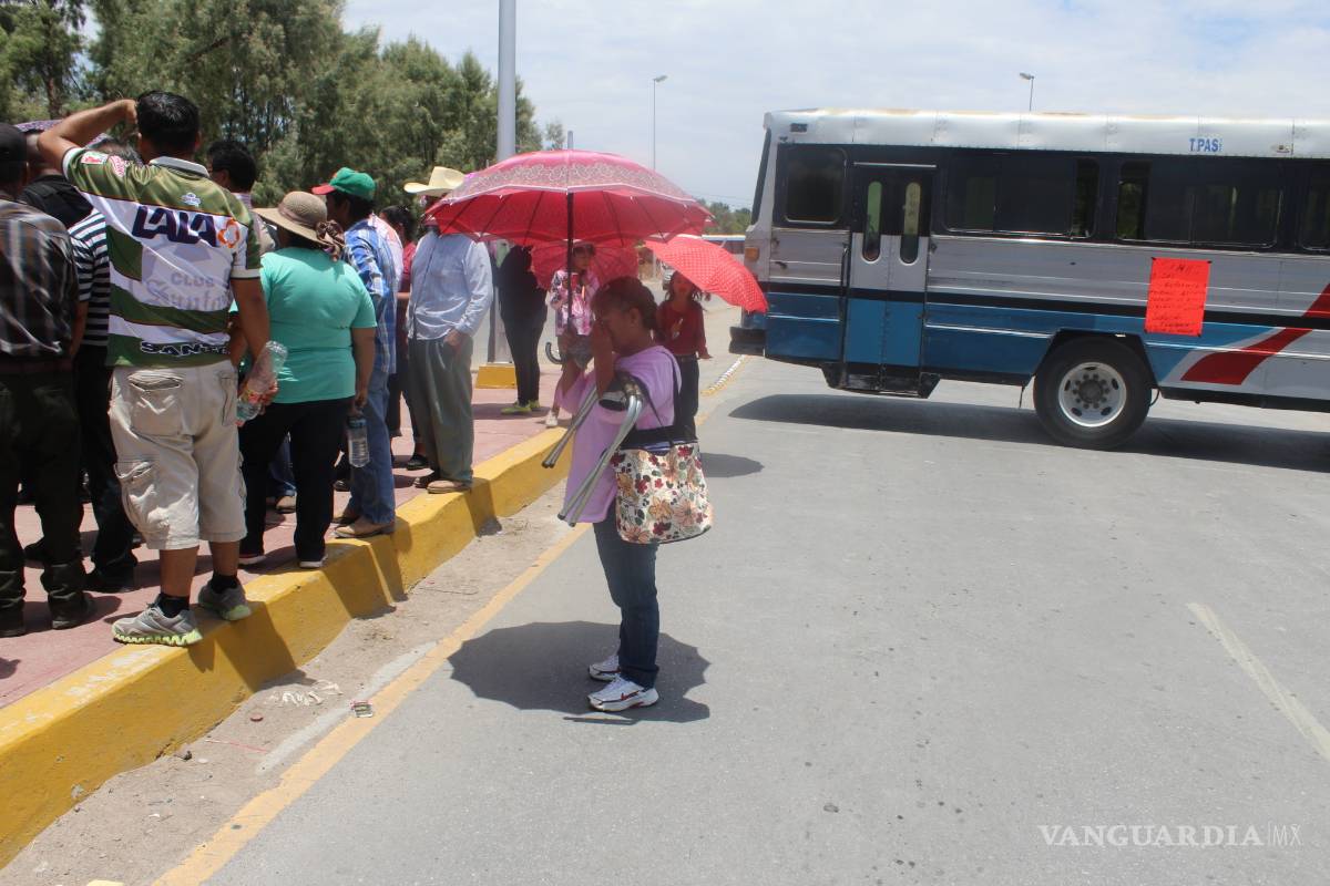 $!Habitantes de ejido de Viesca bloquean carretera por falta de agua