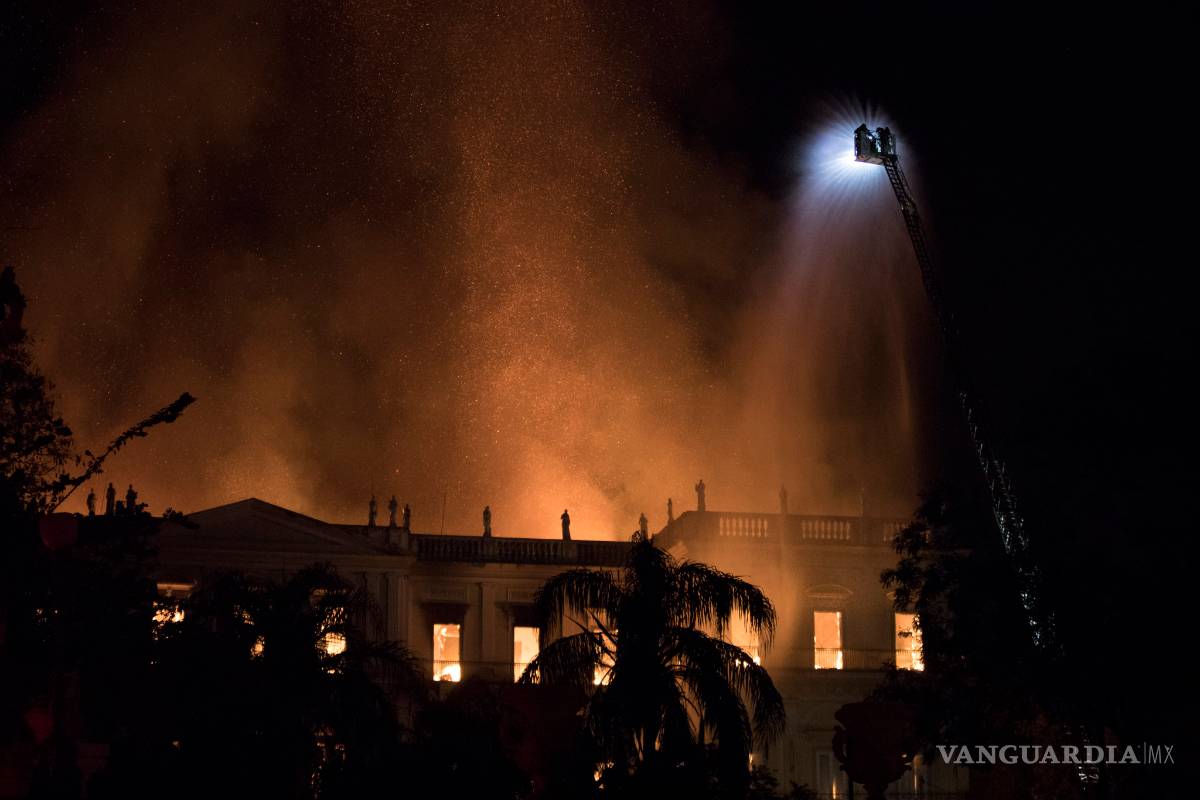 $!Voraz incendio destruye el Museo Nacional de Brasil y pierde gran parte de su acervo (Fotogalería)