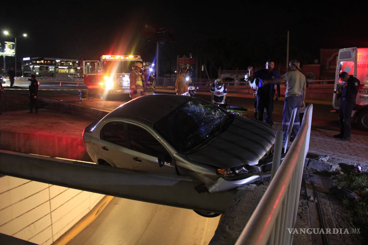 Choca contra el Distribuidor Vial V. Carranza y pierde la vida en Saltillo