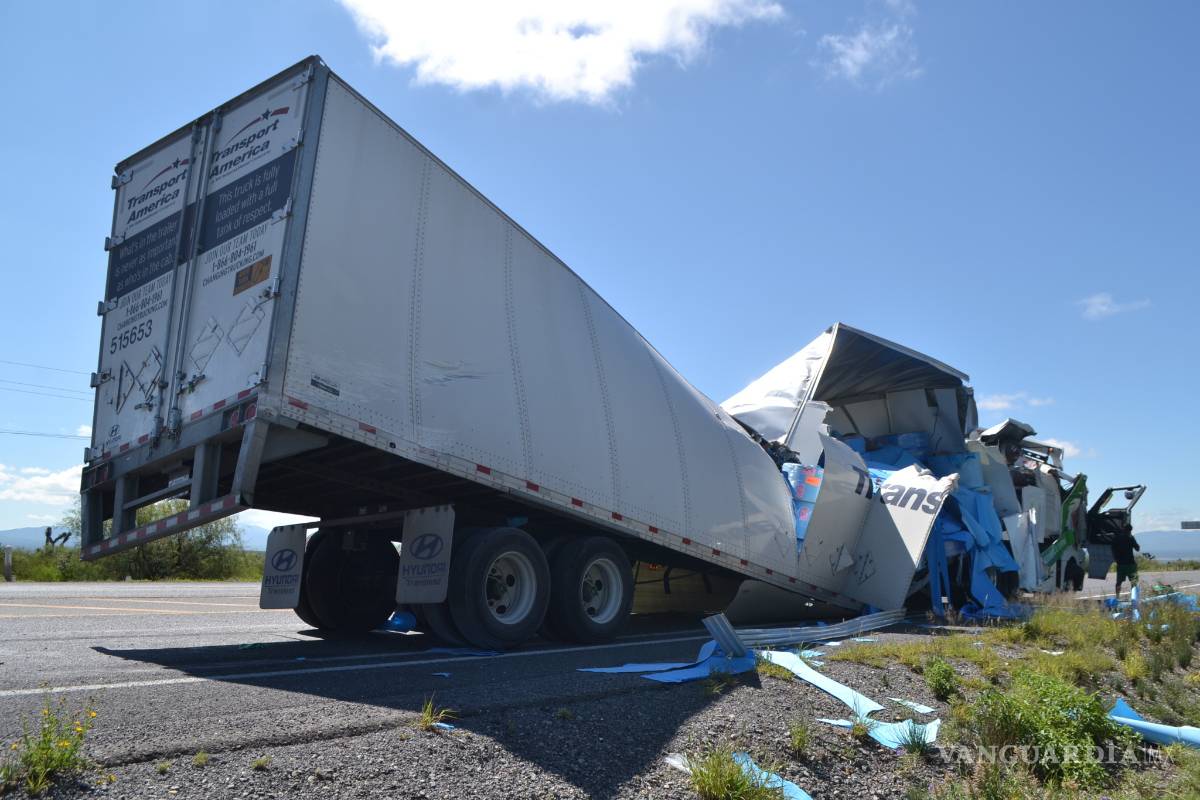 Se queda dormido y destruye parabús en la carretera a Zacatecas