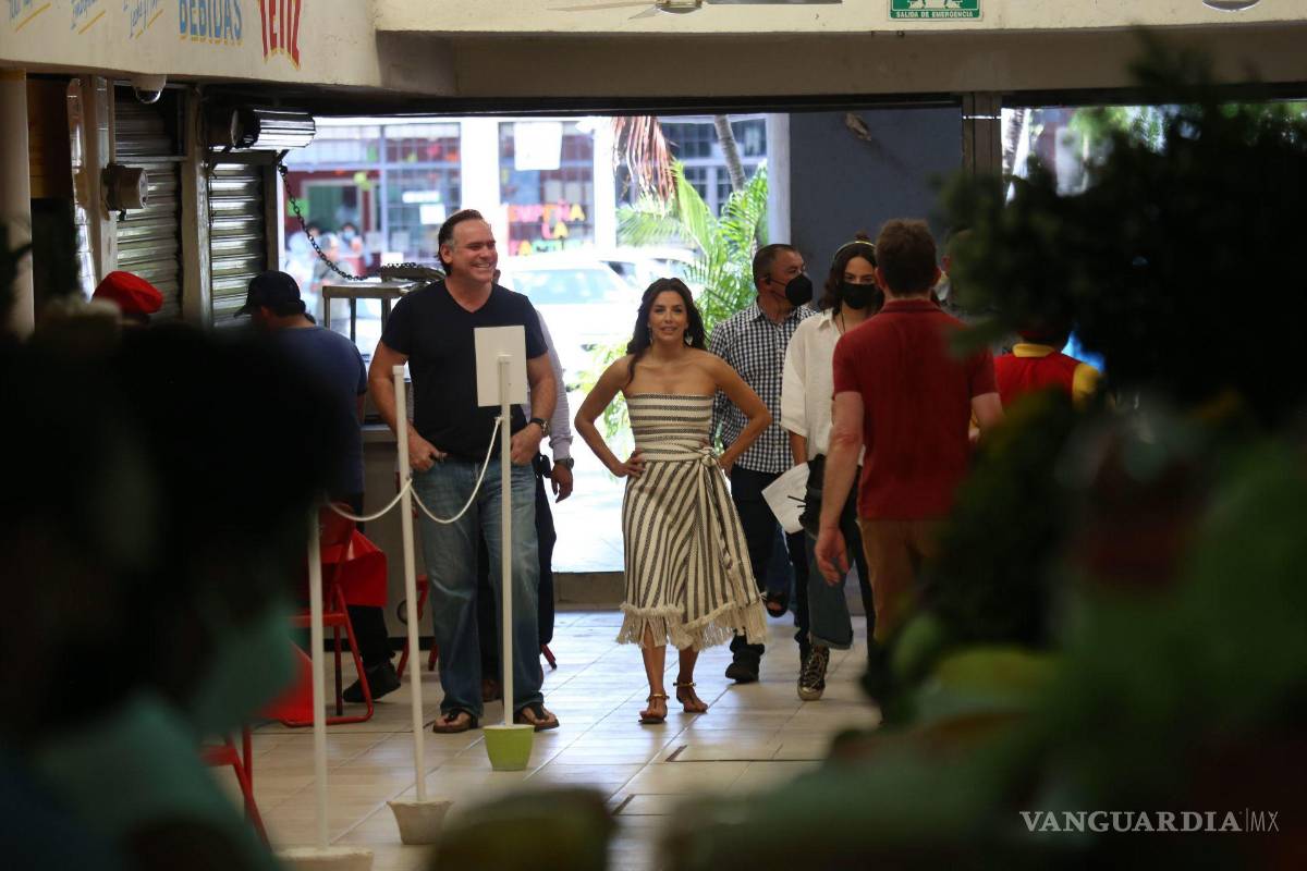 $!Eva Longoria, visitó el mercado de Santiago en el centro de Mérida, acompañada del Chef Roberto Solís quienes se encuentran grabando una serie de televisión.