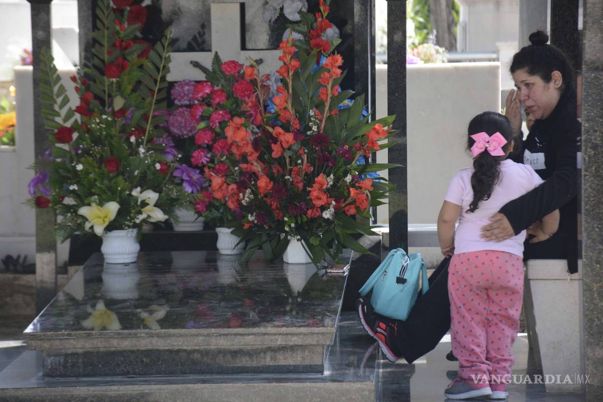 $!En el Día de Muertos, ellos no olvidan ni dejan solos a sus seres queridos [FOTOS]