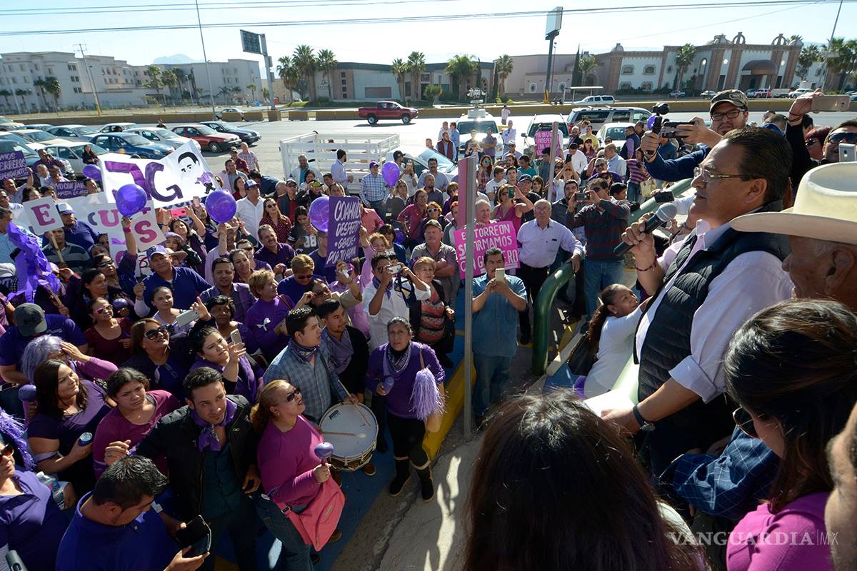 $!Entrega Javier Guerrero 47 mil firmas para su registro como candidato independiente por Coahuila; promete llegar a 200 mil