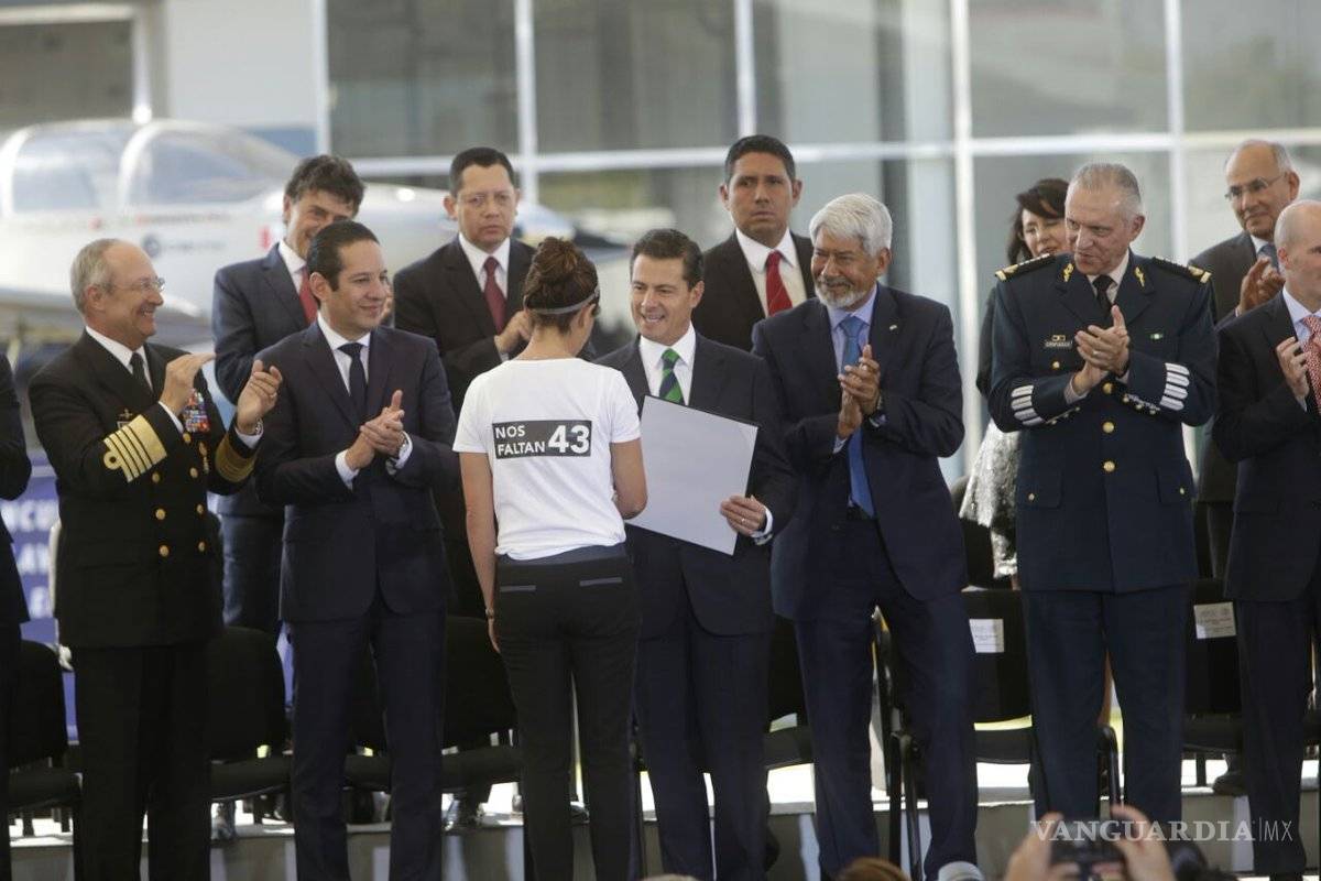 &quot;Nos faltan 43&quot;, protesta académica al recibir premio de Peña Nieto