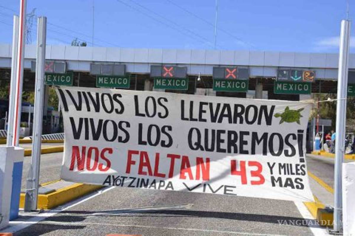Normalistas de Ayotzinapa toman la Secretaría de Educación de Guerrero y la Autopista del Sol