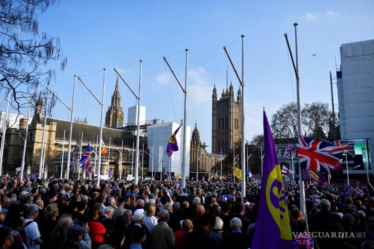 Miles de partidarios del &quot;brexit&quot; protestan frente al Parlamento británico