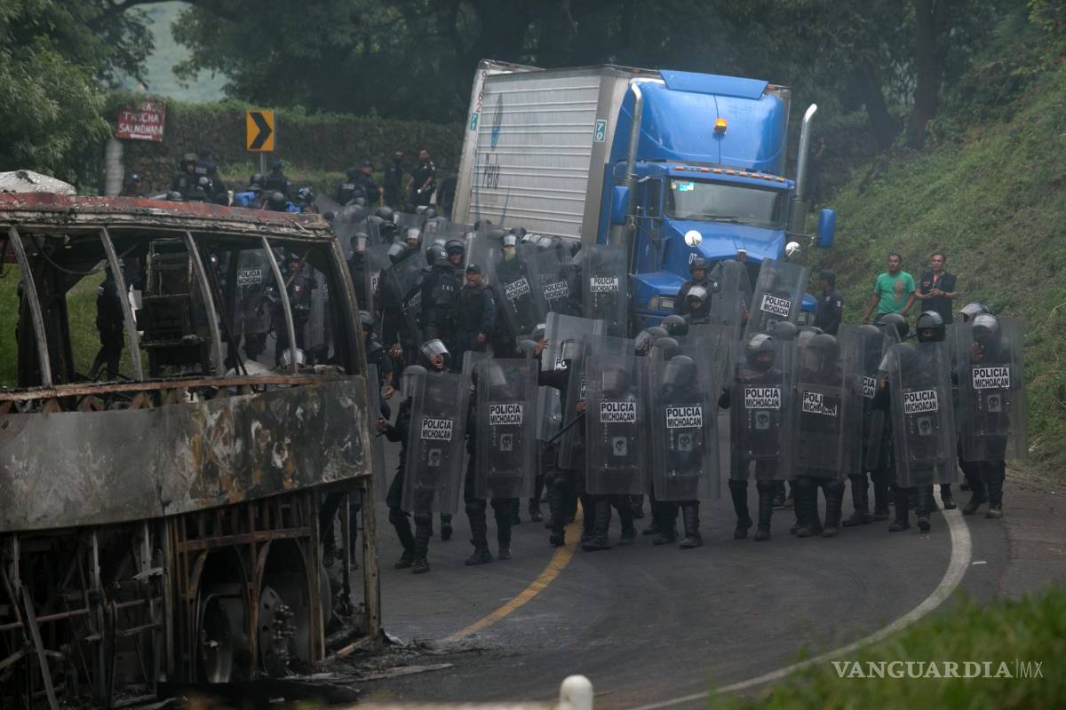 $!Detienen a 49 normalistas en Michoacán