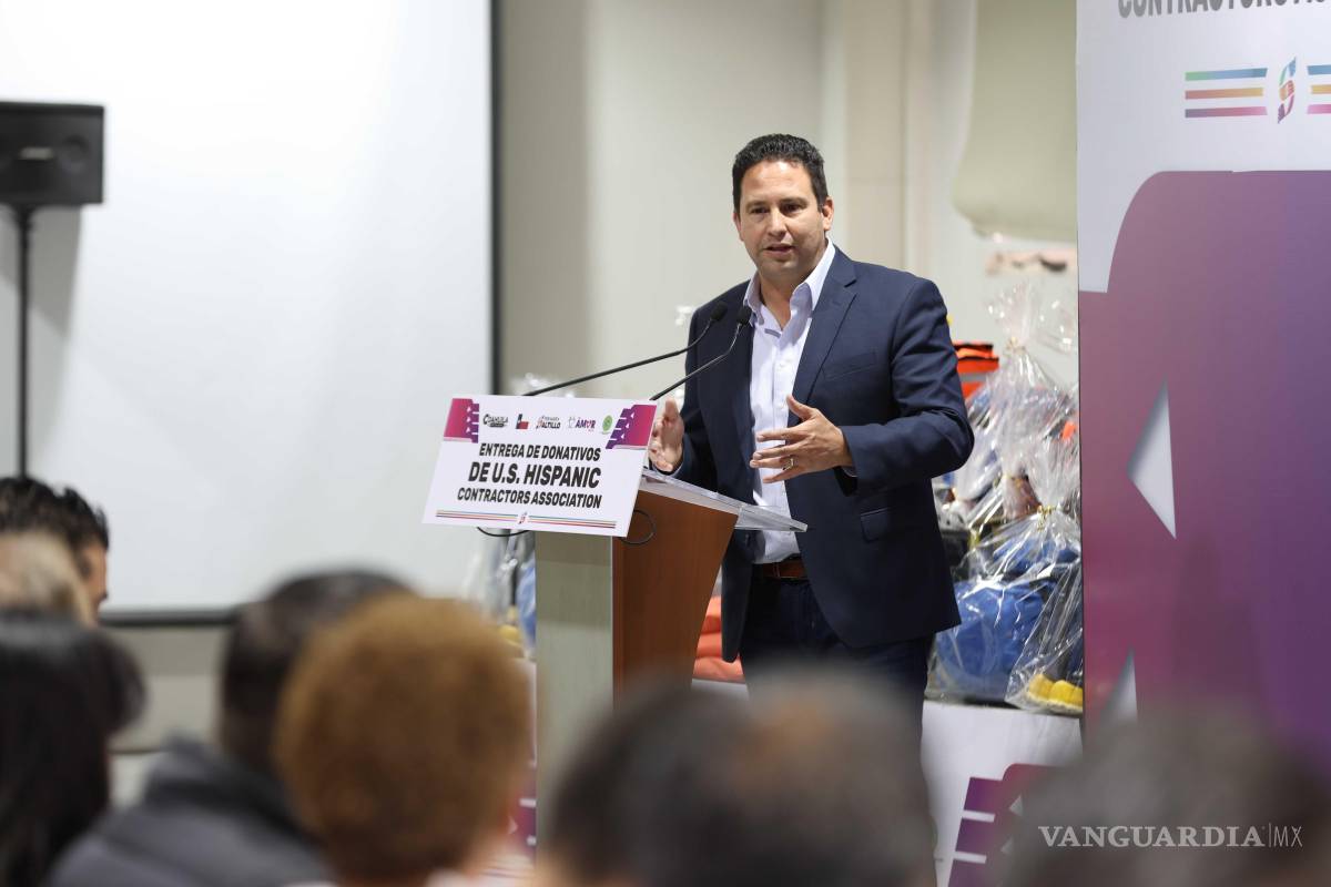 $!El alcalde de Saltillo, Javier Díaz González, agradece la generosa donación de la U.S. Hispanic Contractors Association, mientras se destacan los insumos médicos y equipo recibido.