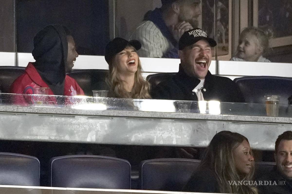 $!Travis Kelce y Taylor Swift acudieron al encuentro acompañados del comediante Jerrod Carmichael.