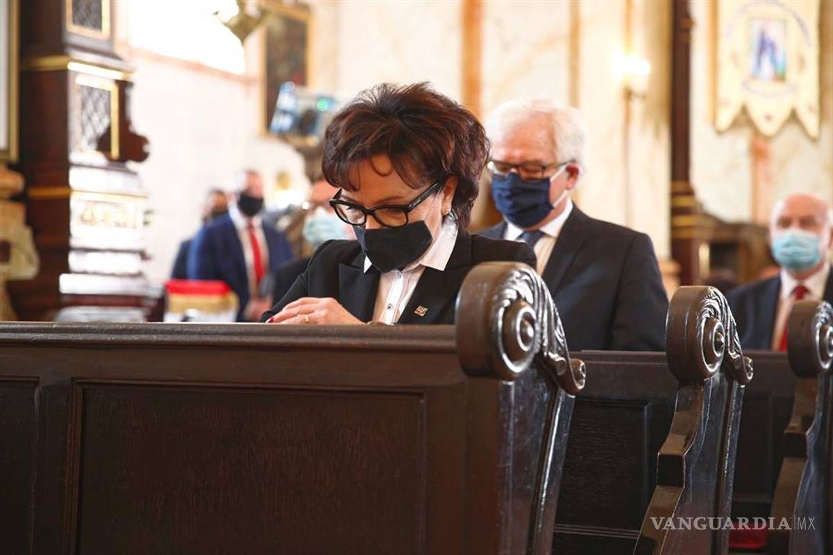 Polonia rinde un homenaje a Juan Pablo II con fieles respetando la sana la distancia por la pandemia del coronavirus