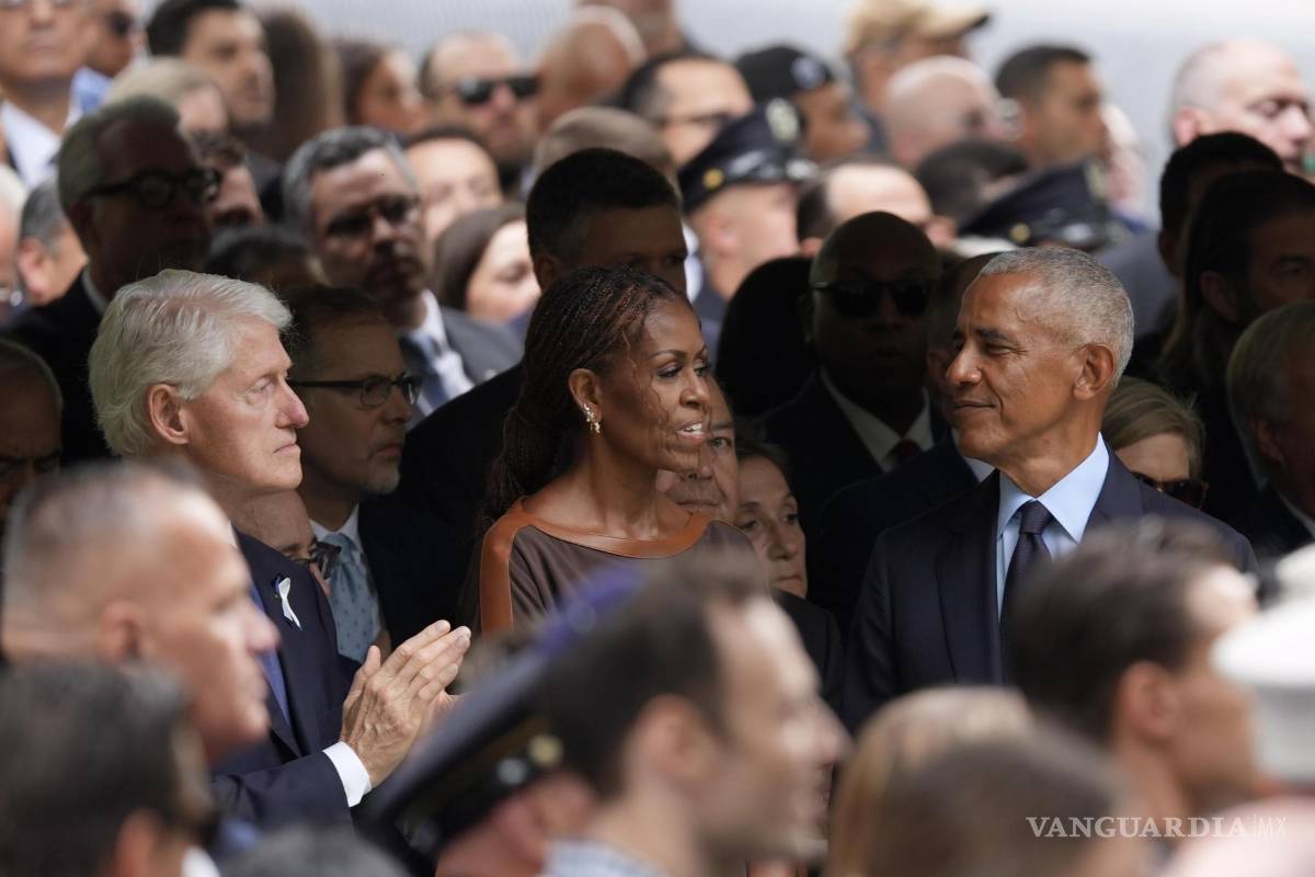 $!Los expresidentes de Estados Unidos, Barack Obama (d) y Bill Clinton (i), junto a la exprimera dama Michelle Obama (c), en el 25 aniversario del 11S en Nueva York.