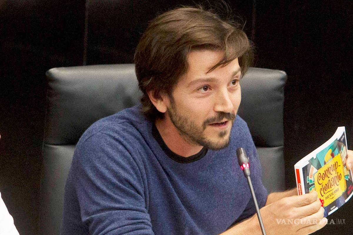 Diego Luna presenta al Senado el &quot;Corrupcionario Mexicano&quot;