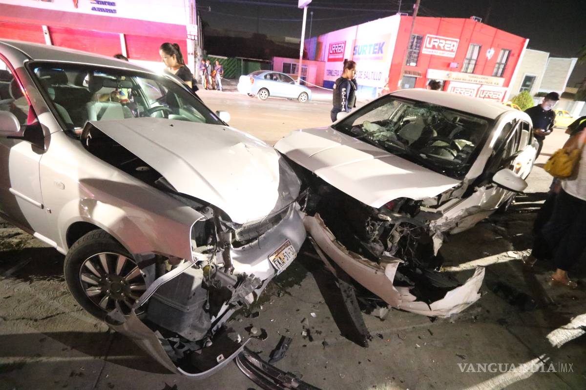 $!Conductor alcoholizado choca con vehículos estacionados