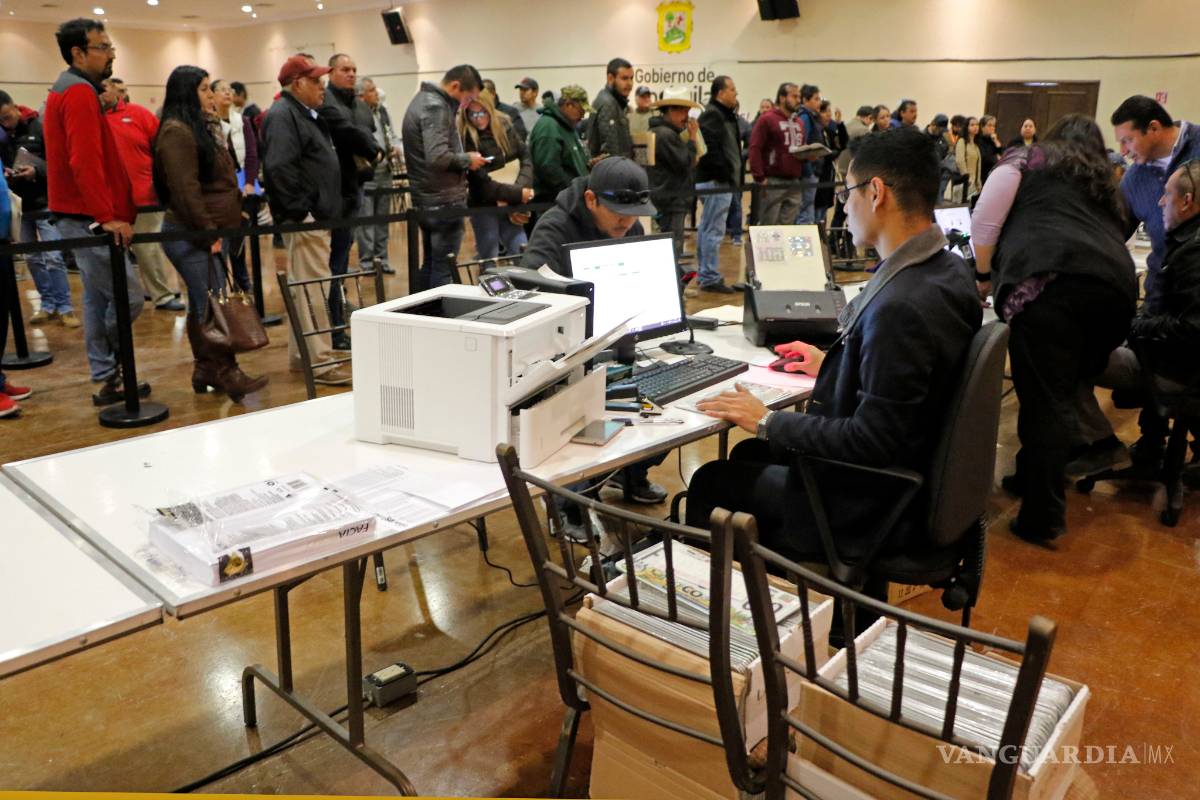 $!Fallas en módulos de placas hacen esperar a saltillenses por más de cuatro horas