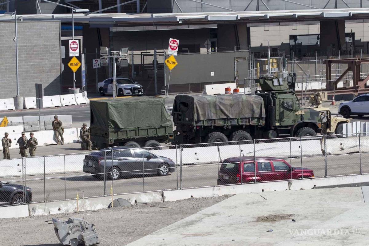 $!‘Blindan’ militares estadounidenses la frontera EU-Coahuila; instalan barricadas para evitar ingreso de caravana migrante