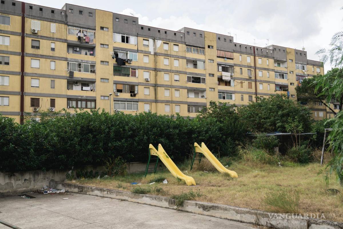 $!El edificio de viviendas públicas donde crecieron dos niñas que fueron violadas en las afueras de Nápoles, en Caivano, Italia.