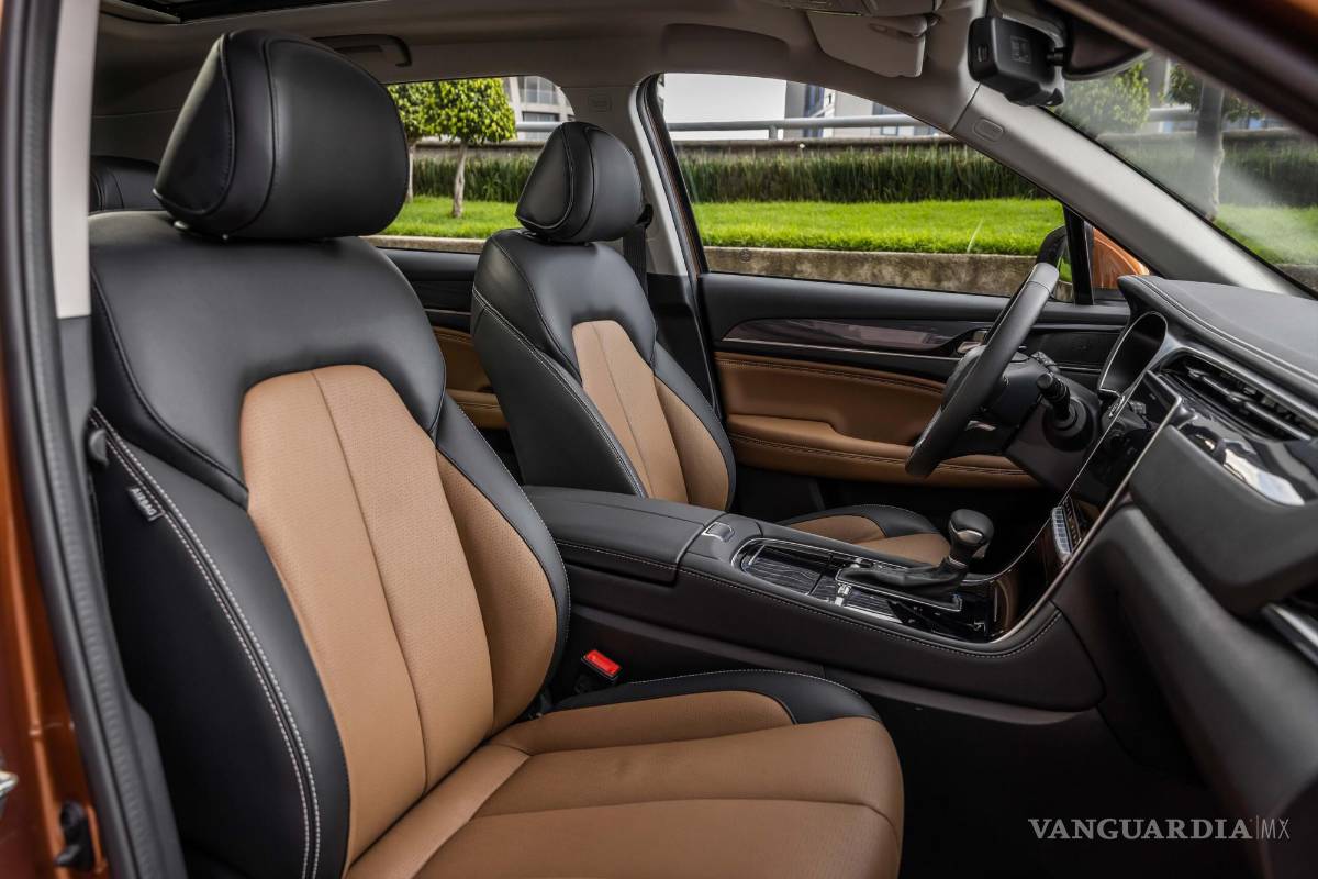 Vuelve la más popular con rostro imponente