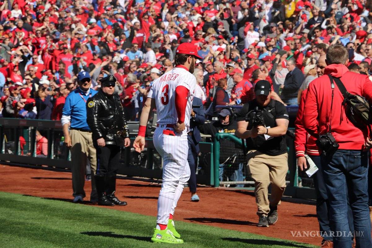 Bryce Harper conecta su primer jonrón en la Temporada