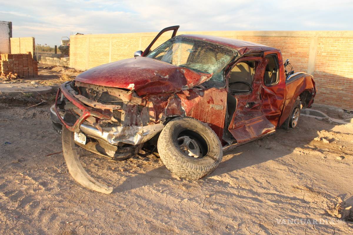 Tren impacta pick up y la proyecta contra dos vehículos