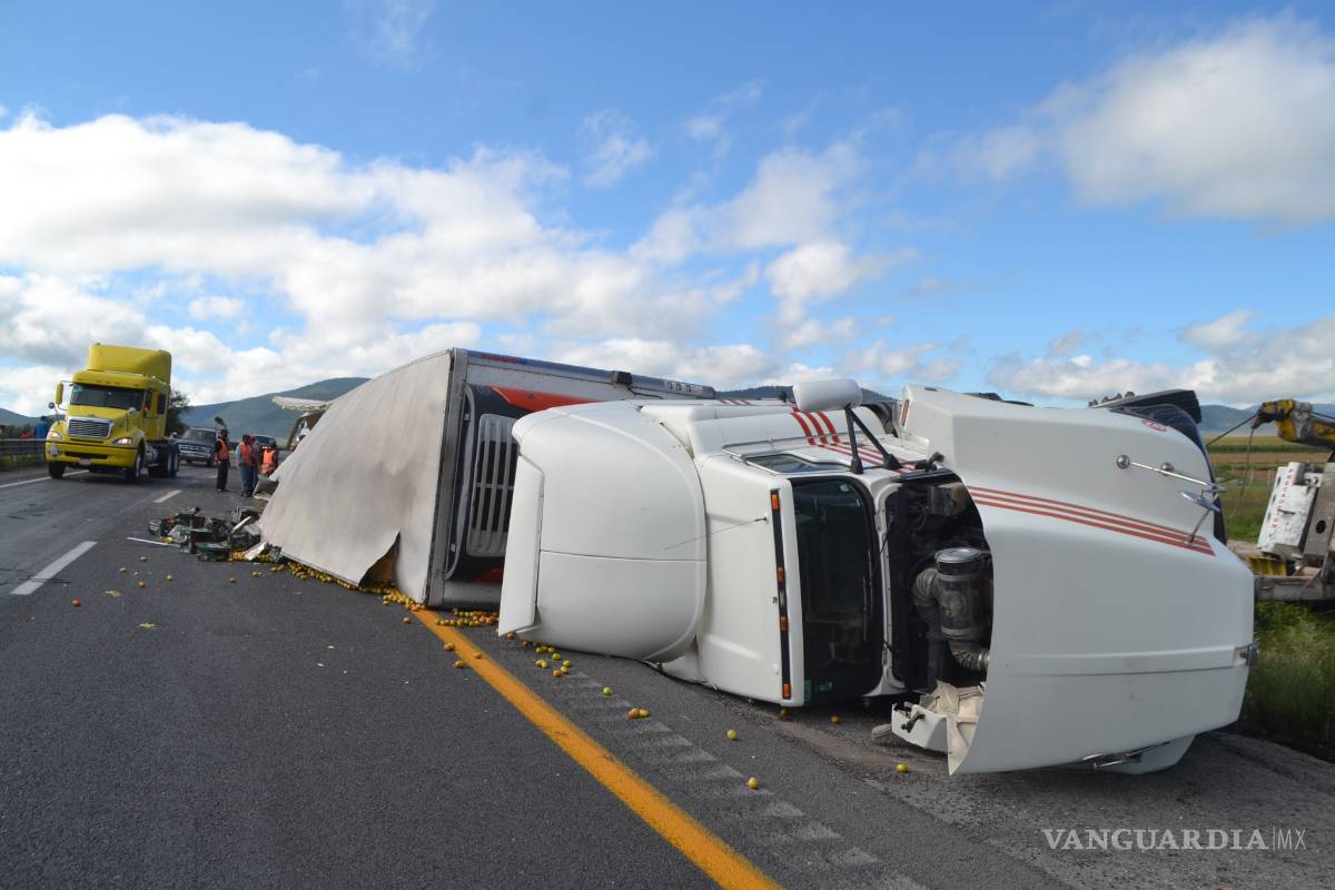 Vuelca tráiler en la carretera 57; se desata rapiña