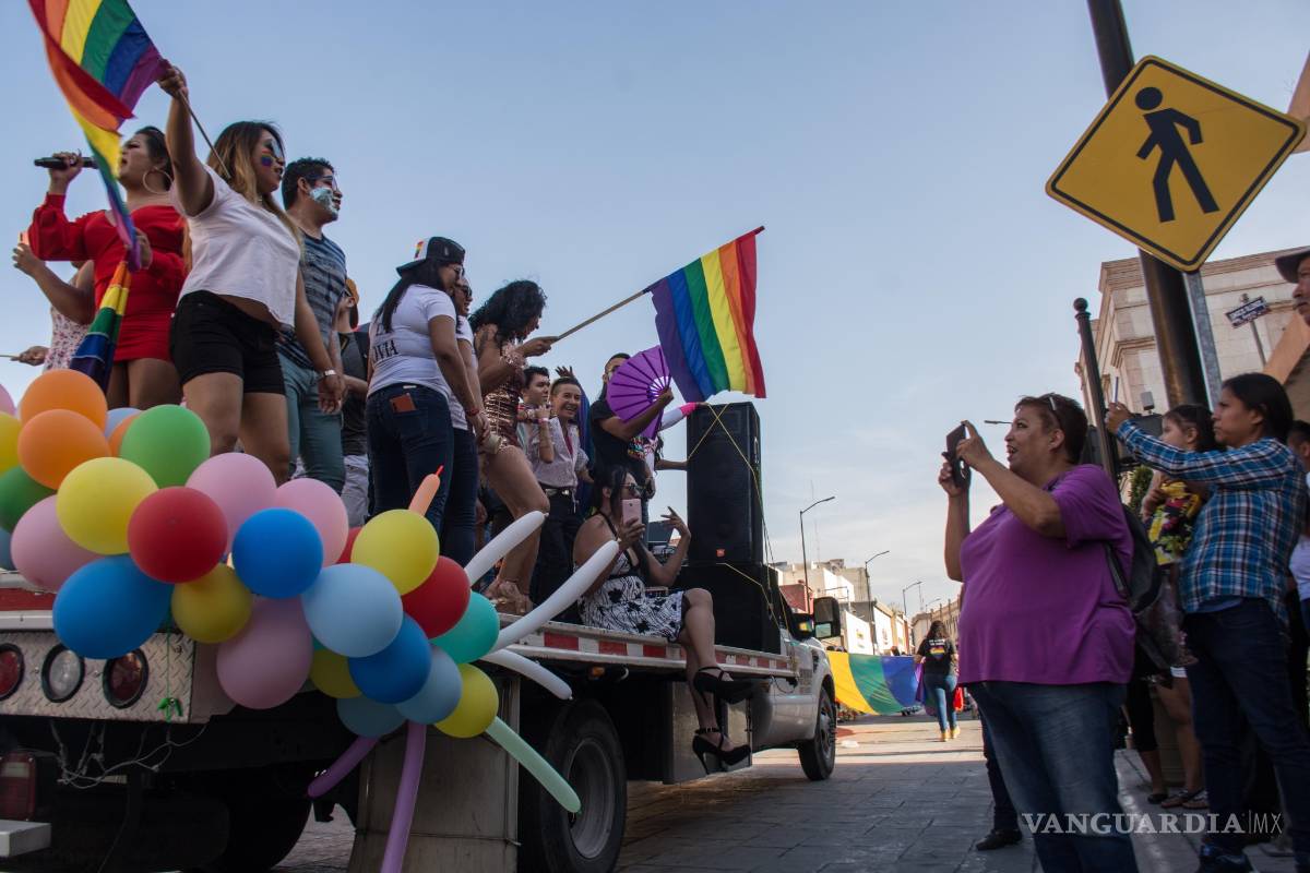 $!Saltillo se llena de arcoiris; desfile LGBTTI+ se extiende por las principales calles de la ciudad