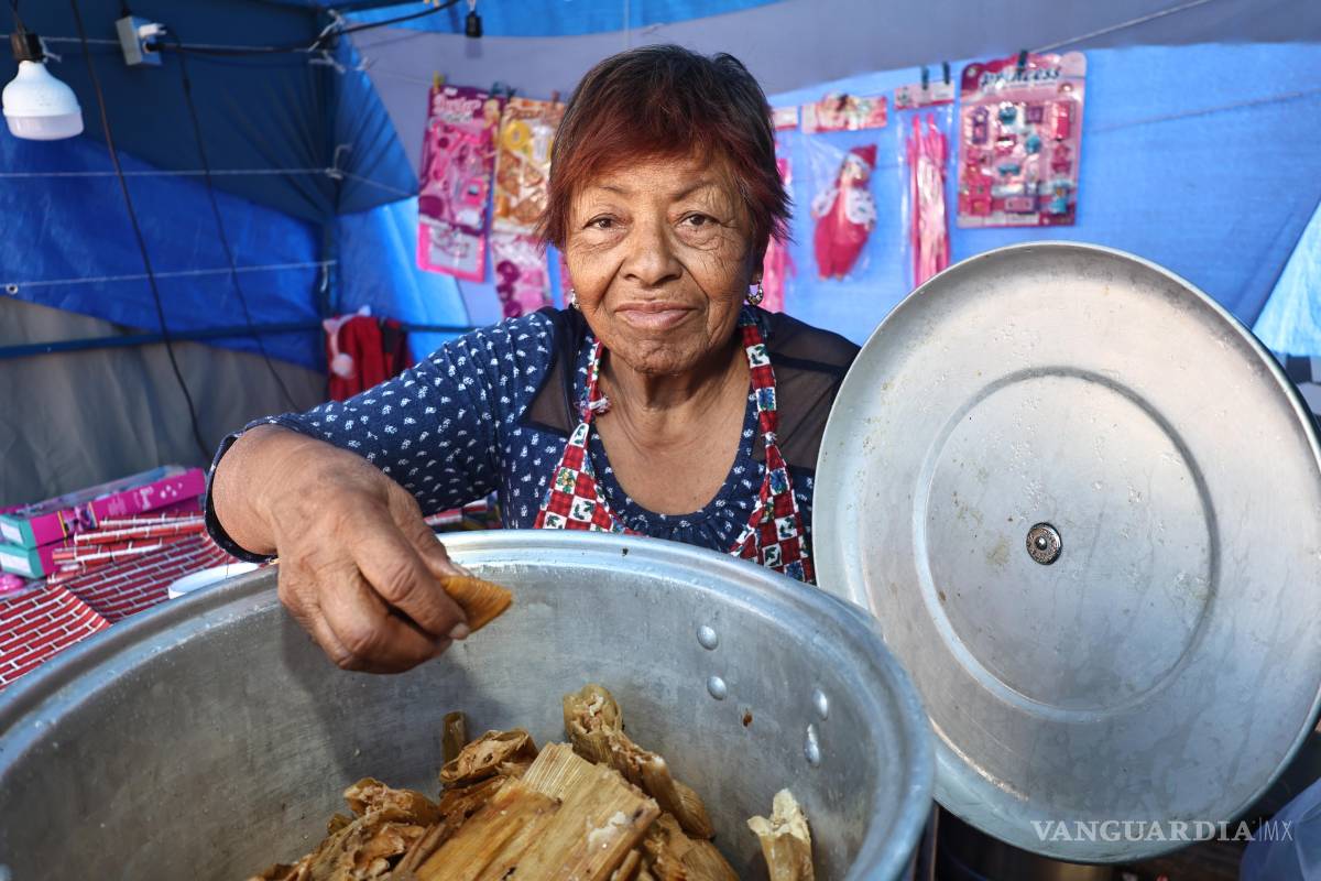 $!Manos expertas preparan y despachan tamales ante la alta demanda.
