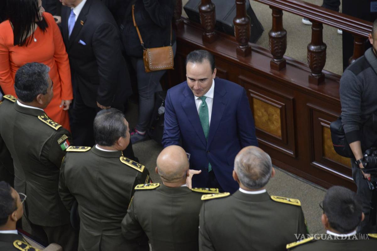 $!El gobernador Manolo Jiménez anunció que en el aeropuerto de Piedras Negras construirán una estación aérea para la Sedena.