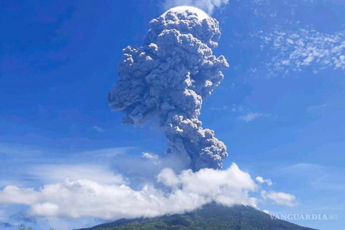 Aterradora erupción del volcán Lewotolok de Indonesia, hace que miles de personas huyan