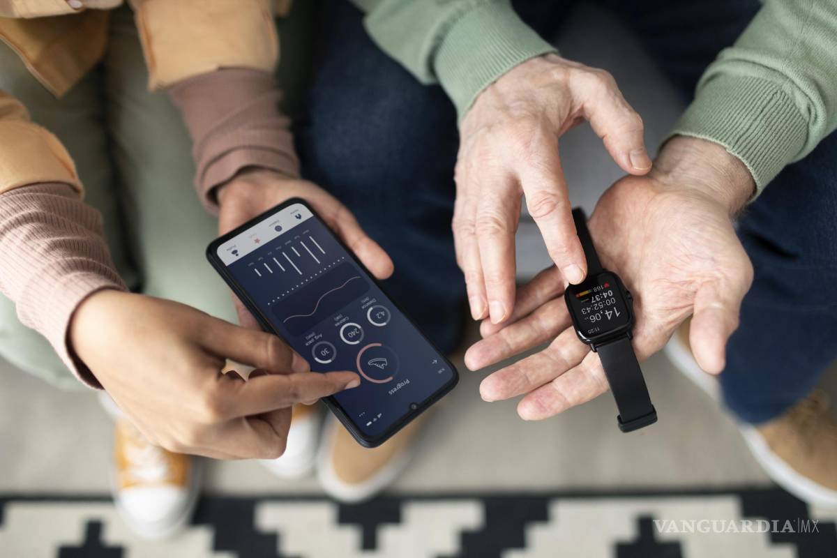 $!Dos usuarios conectando un ‘smartwatch’ y un ‘smartphone’ de manera inalámbrica.