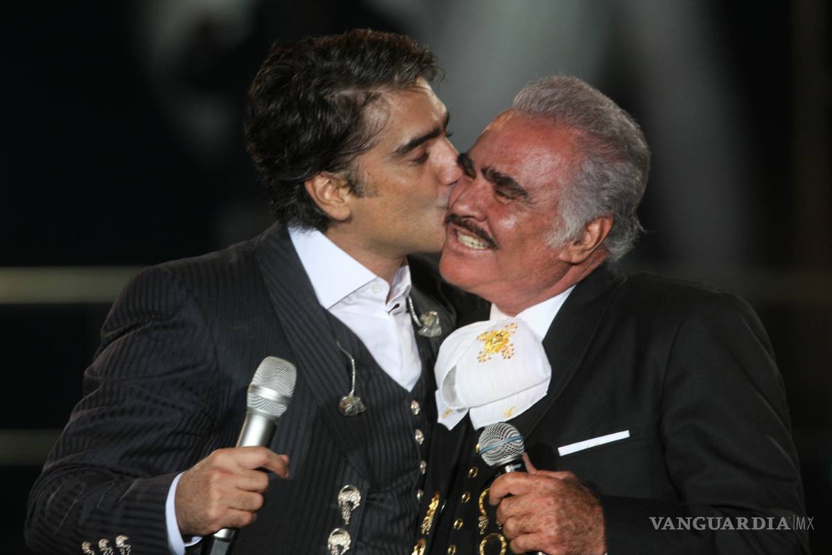 Alejandro Fernández canta las mañanitas a su papá Vicente Fernández por su cumpleaños