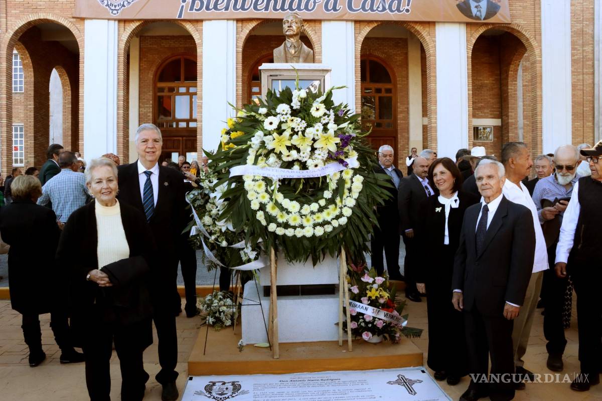 $!Se procedió a que el sacerdote Mario Carrillo Palacios, ex alumno de la UAAAN, emitiera una bendición fúnebre previo al depósito de restos en su nueva ubicación.