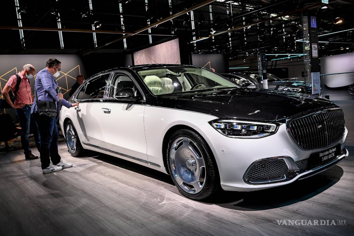 $!El Mercedes-Maybach S680 4MATIC en exhibición en el Salón Internacional del Automóvil IAA en Munich, Alemania. EFE/EPA/Sascha Stenbach