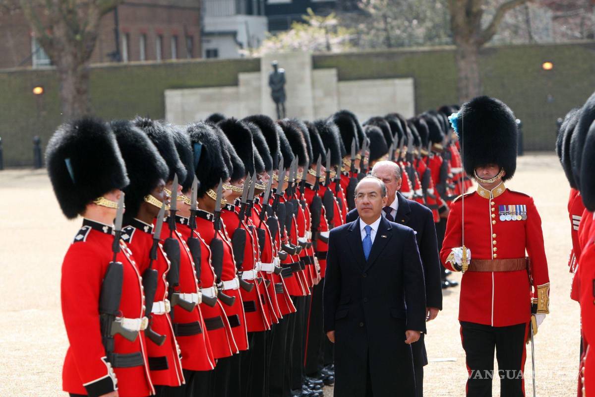 $!Felipe Calderón Hinojosa, ex presidente de México y su esposa durante la ceremonia de bienvenida por por su visita de estado en el Palacio de Buckingham.