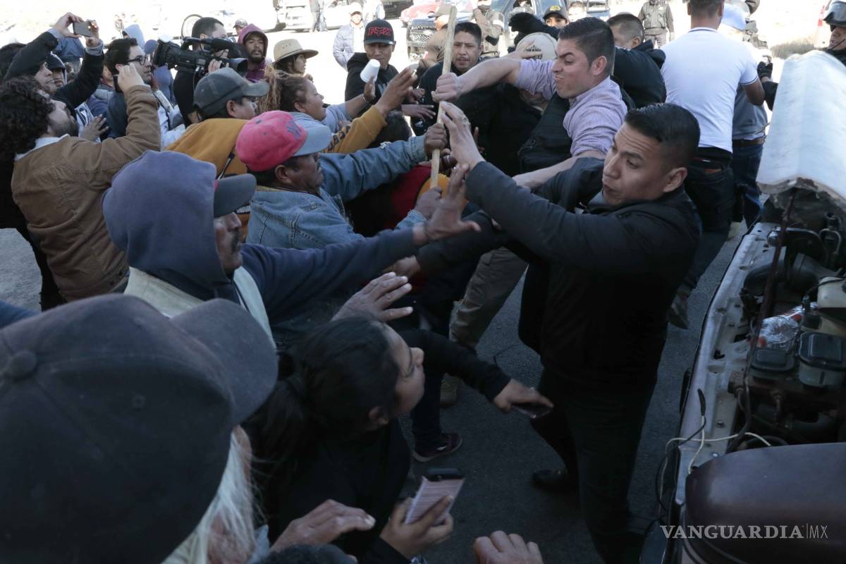 $!Caos por 6 horas en autopista de Coahuila; 200 campesinos bloquean vías para exigir cierre de basurero tóxico