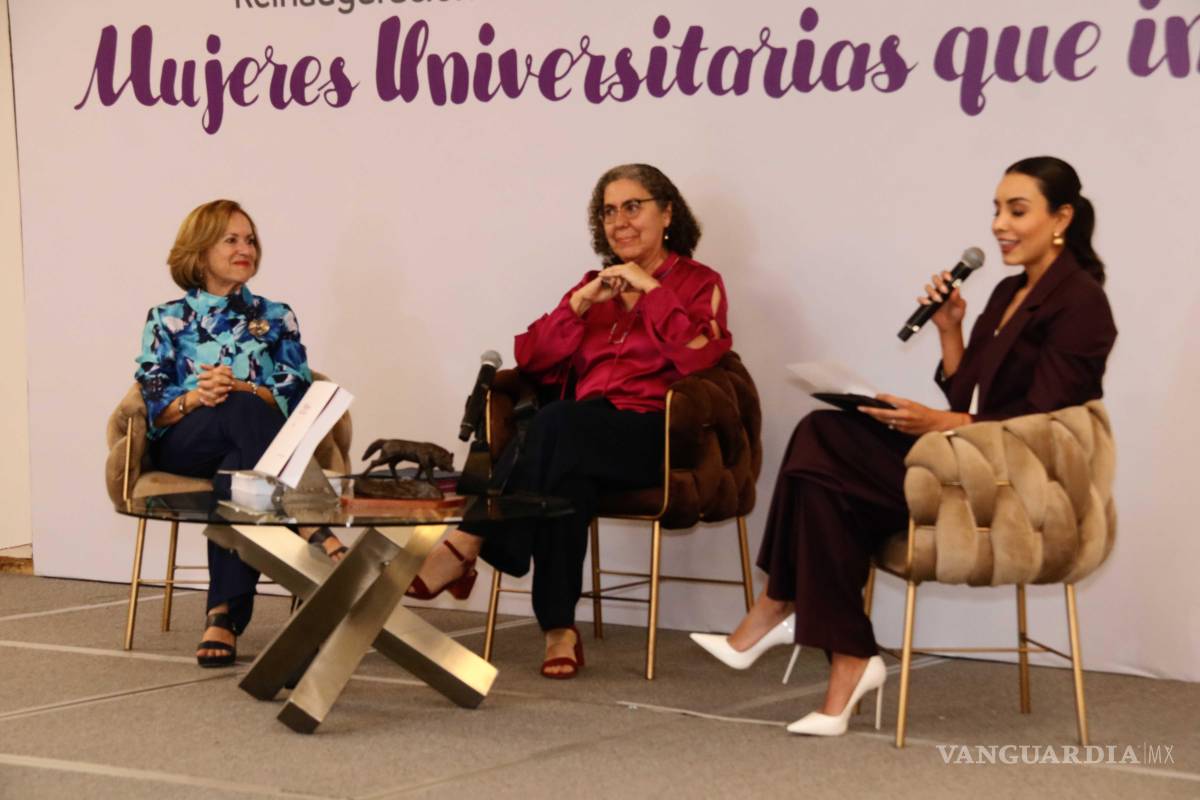 $!Julieta Carabaza González (centro), coordinadora del libro Universitarias escriben sobre universitarias, presentó la obra que reúne más de un centenar de historias de egresadas de la UAdeC.