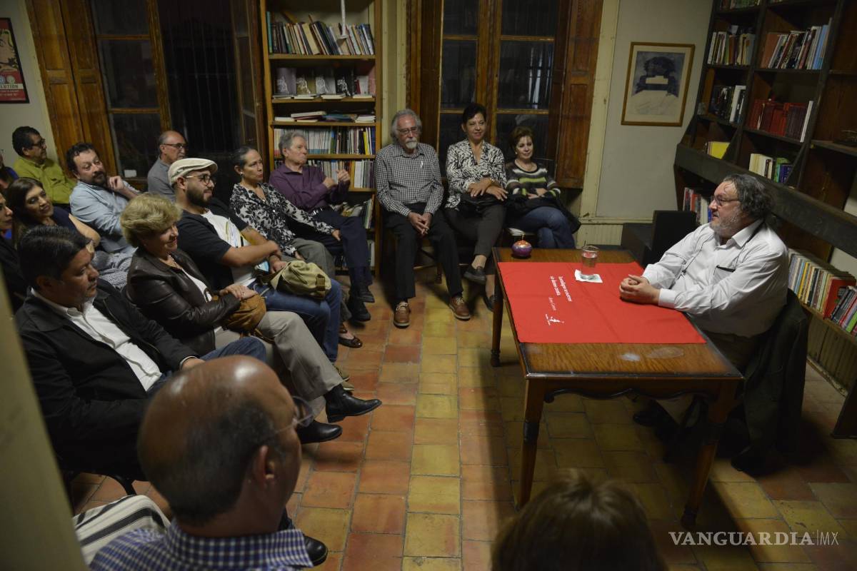 $!El autor compartió distintas y divertidas anécdotas.