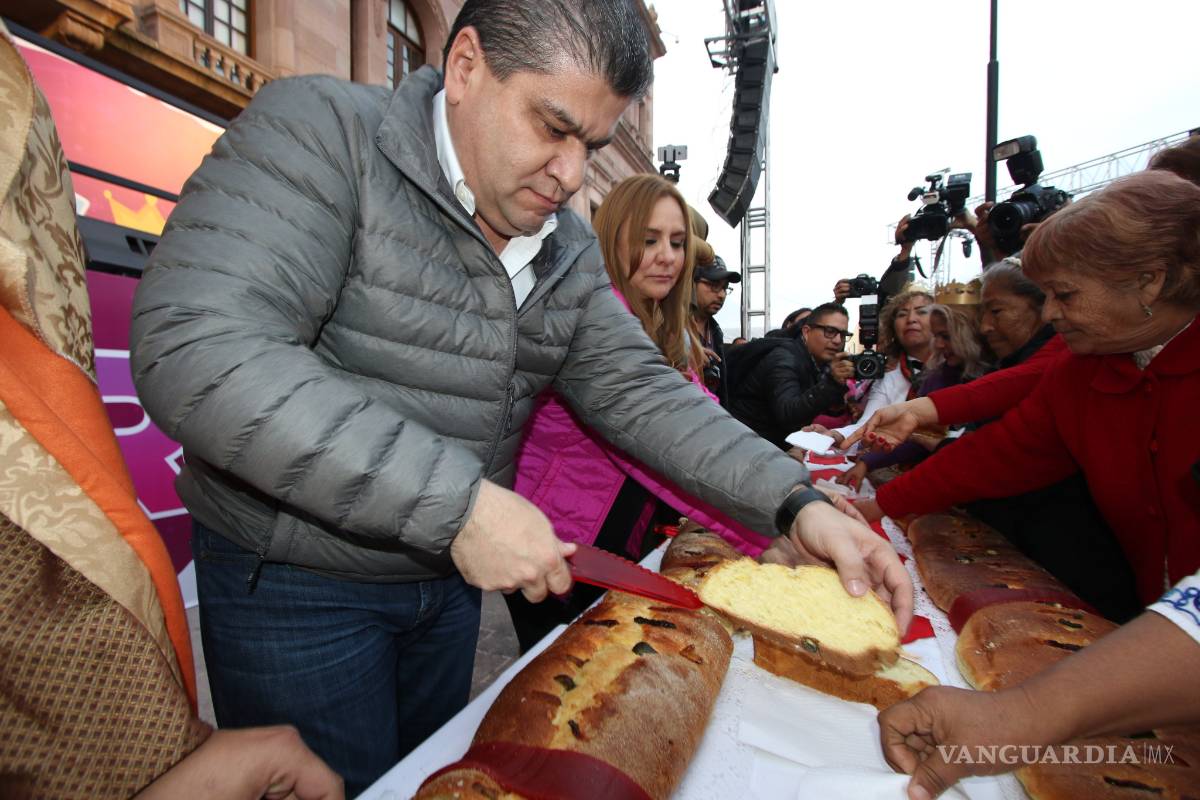 Reparten rosca ante miles de personas en Plaza de Armas