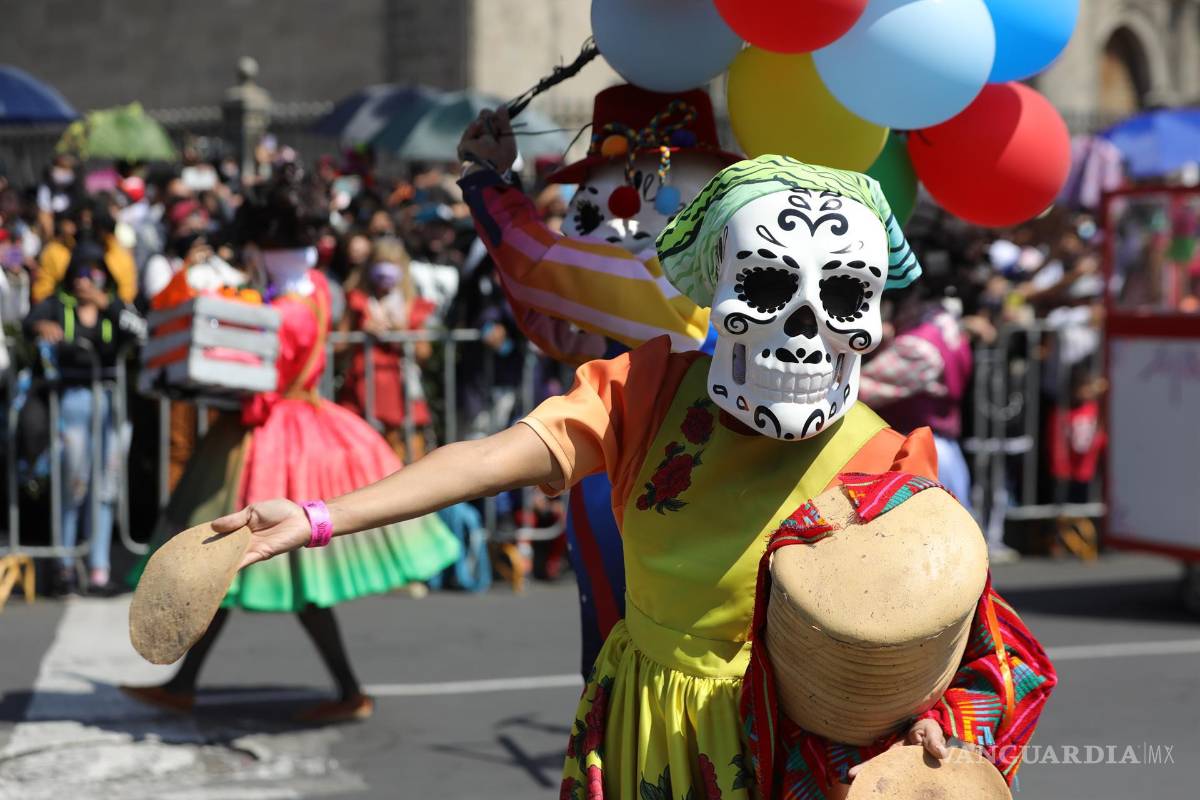$!Un hombre participa en las principales avenidas en un desfile en conmemoración del Día de Muertos en Ciudad de México. EFE/Mario Guzmán