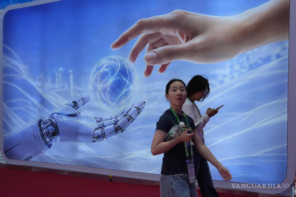 $!Unos visitantes pasan en la Exposición Internacional de la Cadena de Suministro de China, en Pekín, el lunes 22 de junio de 2026.