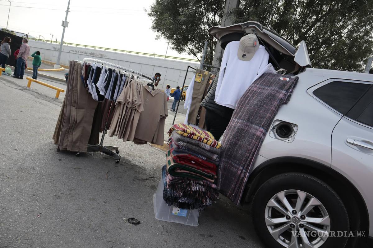 $!Afuera de la cárcel hay quienes venden ropa para hombre y mujer, en los colores que solicitan las instituciones.