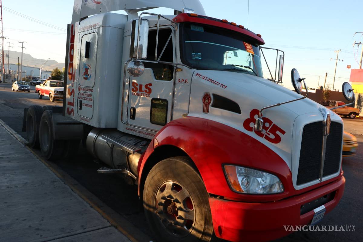 $!Trailero ocasiona choque en Saltillo; hay un lesionado